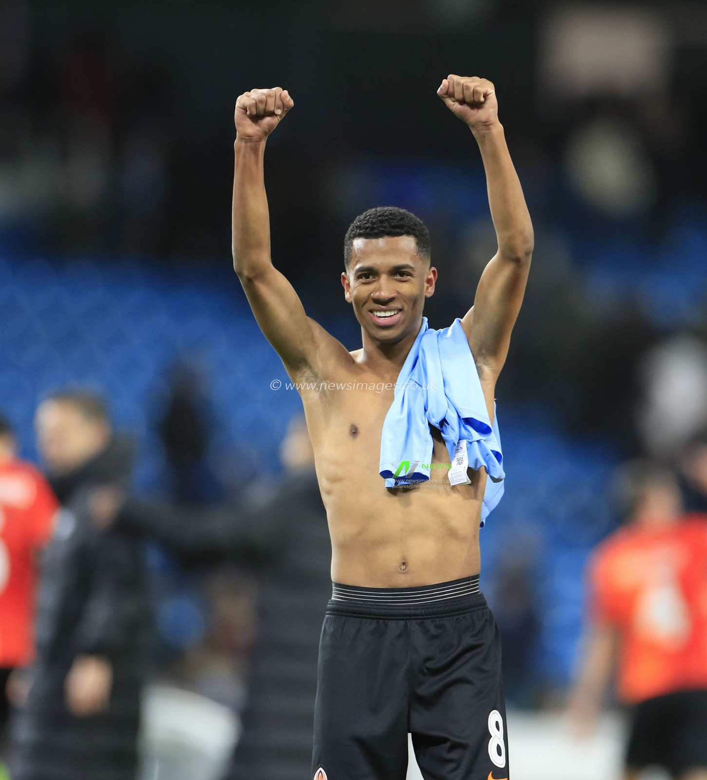 26th November 2019, Etihad Stadium, Manchester, England; UEFA Champions League, Manchester City v FC Shakhtar Donetsk : Marcos Antonio (8) of Shakhtar Donetsk gestures to the fans at the end of the game

Credit: Conor Molloy/News Images