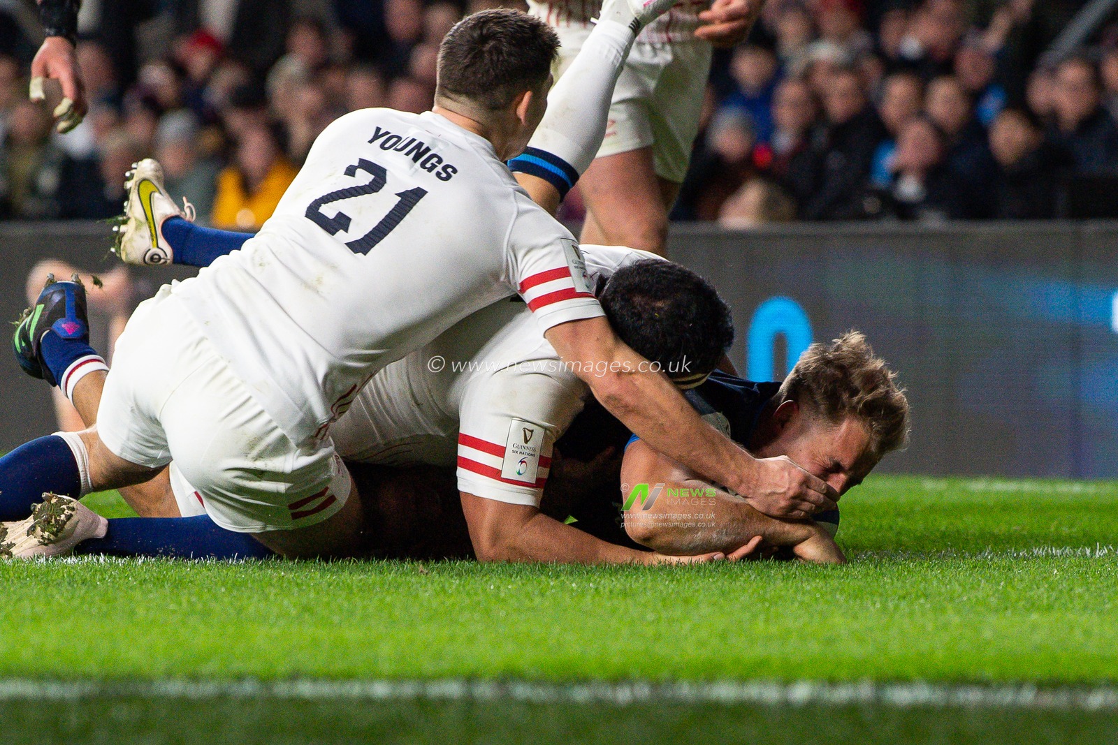 Duhan van der Merwe of Scotland goes over for a try during the 2023 Guinness 6 Nations match England vs Scotland at Twickenham Stadium, Twickenham, United Kingdom, 4th February 2023

(Photo by Craig Thomas/News Images)