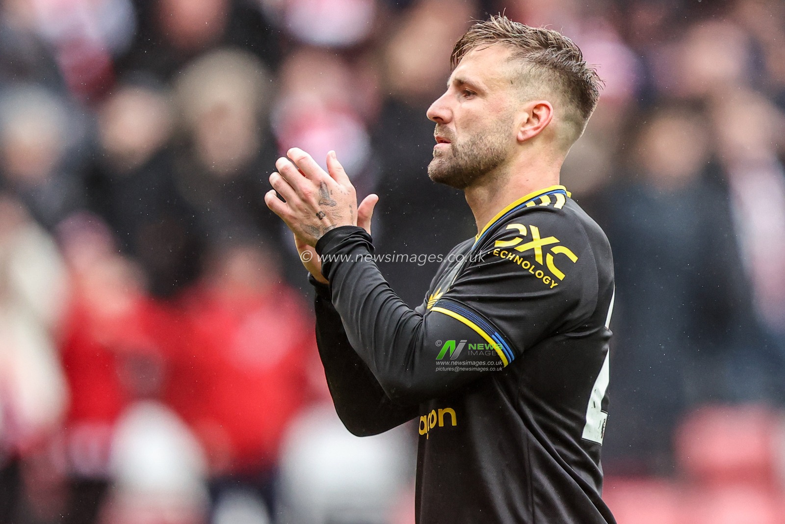 Luke Shaw of Manchester United applauds the fans after the game during the Premier League match Sunderland vs Manchester United at Stadium Of Light, Sunderland, United Kingdom on 09 May 2026

(Photo by Alfie Cosgrove/News Images)