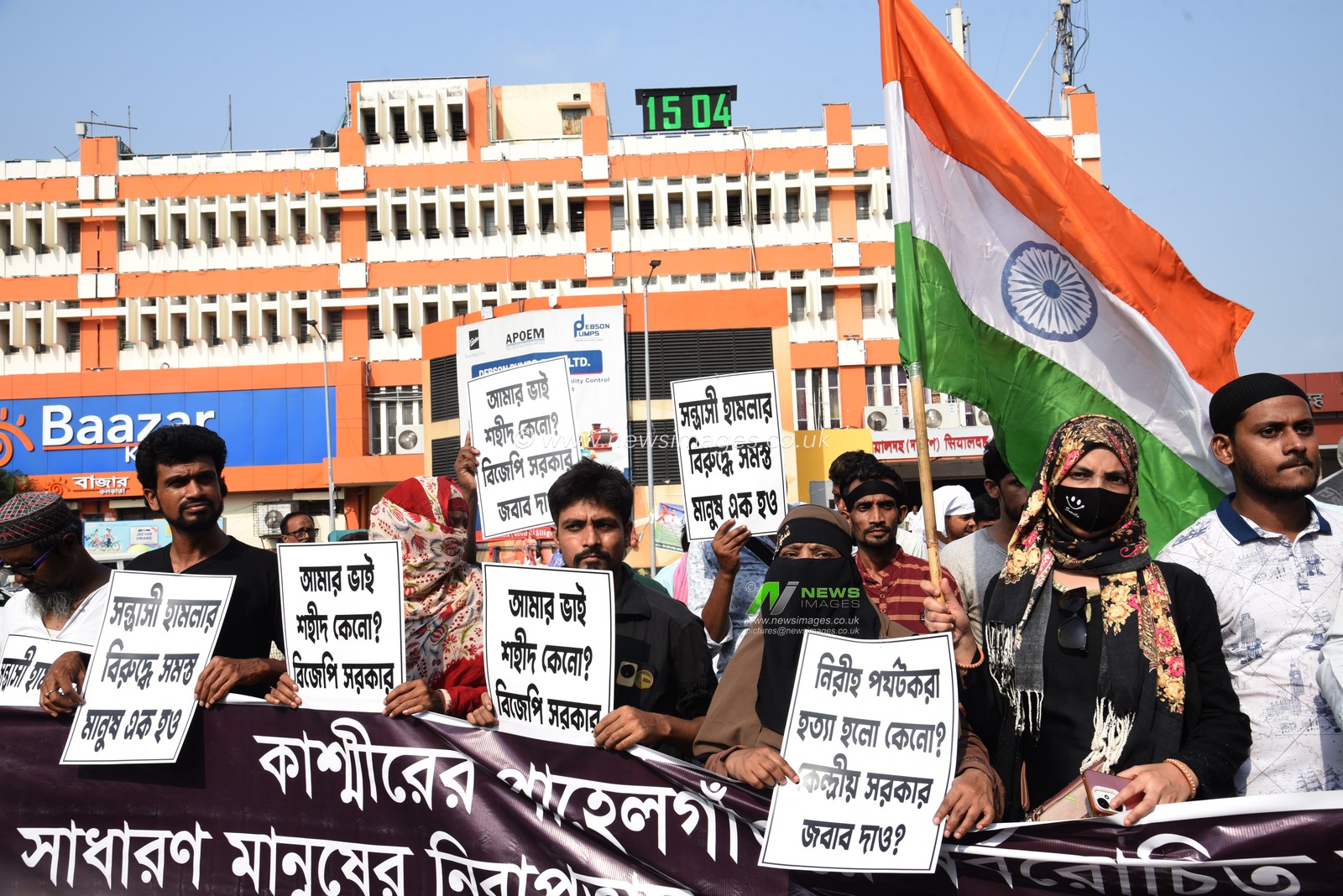 Indian Muslim's hold placards and the Indian National Flag as they protest over the Pahalgam terror attack in Kolkata ,india on April 24,2025.Twenty-six people, including six from Maharashtra, died in the gruesome terror attack on tourists in Pahalgam.(Photo: Debajyoti Chakraborty/News Images)