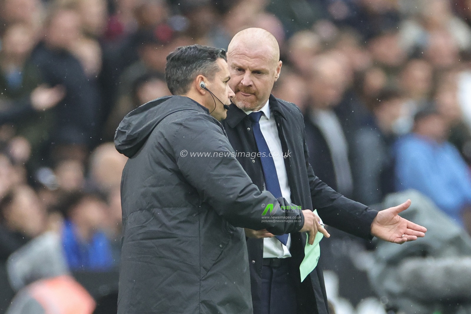 Sean Dyche manager of Everton appeals to the fourth official during the Premier League match West Ham United vs Everton at London Stadium, London, United Kingdom, 29th October 2023

(Photo by Mark Cosgrove/News Images)