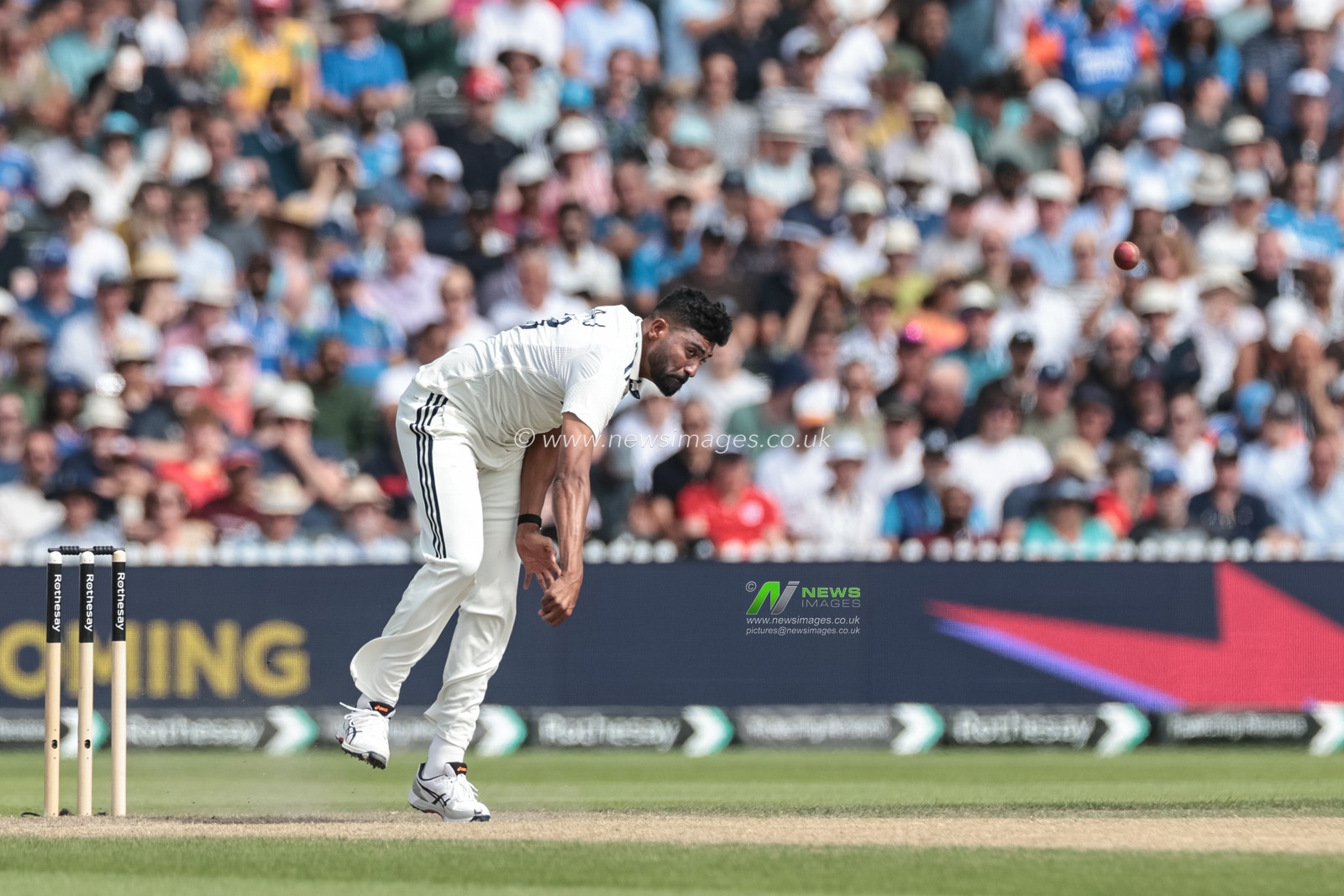 Mohammed Siraj of India delivers the ball during the 4th Rothesay Test Match match Day 3 England vs India at Old Trafford Cricket Ground, Manchester, United Kingdom, 25th July 2025

(Photo by Mark Cosgrove/News Images)