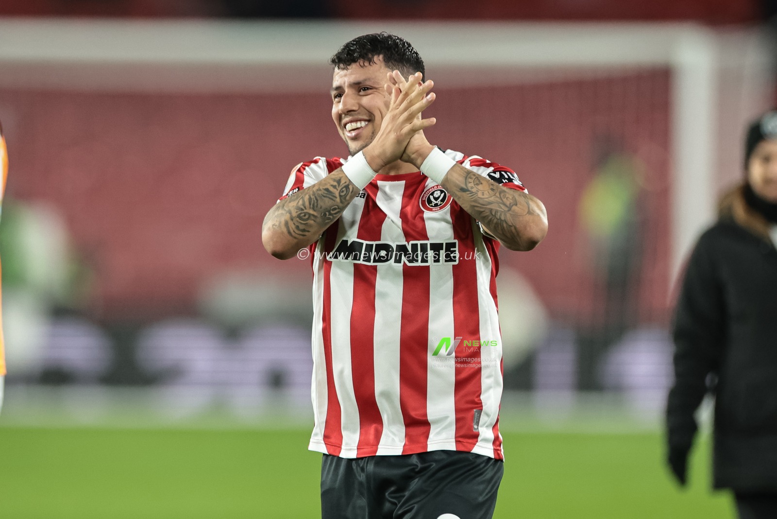 Gustavo Hamer of Sheffield United applauds the fans after the final whistle during the Sky Bet Championship match Sheffield United vs Portsmouth at Bramall Lane, Sheffield, United Kingdom, 26th November 2025

(Photo by Mark Cosgrove/News Images)

*** GER AUT SUI OUT ***