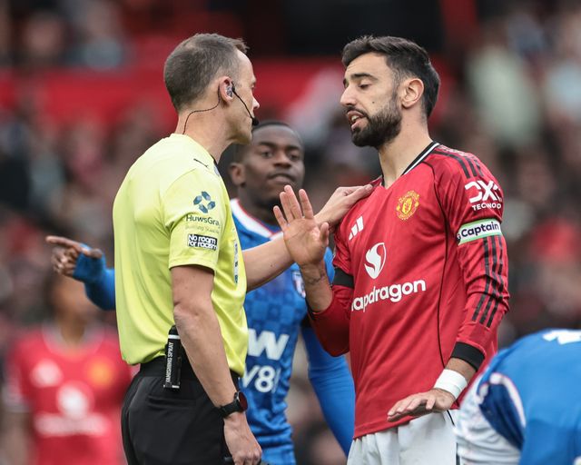 RefereeStuart Attwell has words with Bruno Fernandes of Manchester United during the Premier League match Manchester United vs Sunderland at Old Trafford, Manchester, United Kingdom, 4th October 2025

(Photo by Mark Cosgrove/News Images)