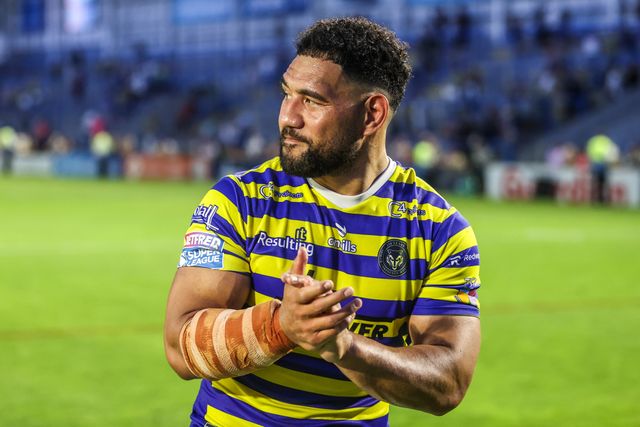 Kelepi Tanginoa of Warrington Wolves applauds the fans after the game during the Betfred Super League round 16 match Warrington Wolves vs Catalans Dragons at The Halliwell Jones Stadium, Warrington, United Kingdom on 25 June 2026

(Photo by Alfie Cosgrove/News Images)