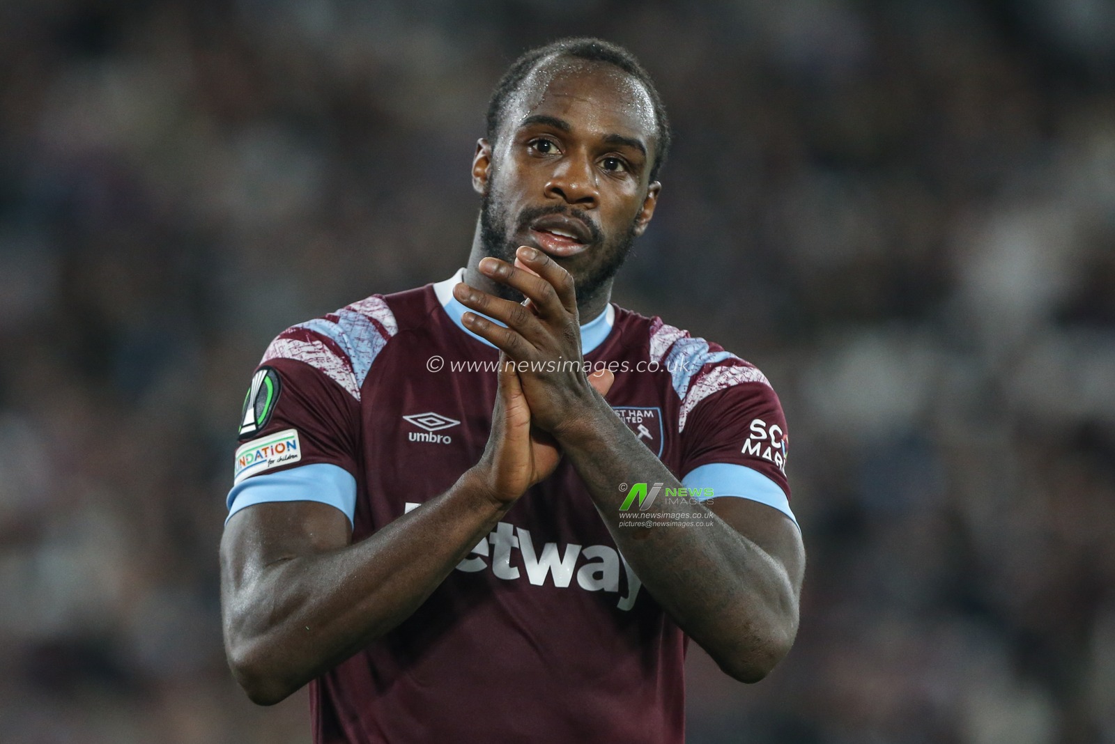 Michail Antonio #9 of West Ham United applauds the fans as heâ€™s substituted during the UEFA Europa Conference League match West Ham United vs Silkeborg at London Stadium, London, United Kingdom, 27th October 2022

(Photo by Arron Gent/News Images)