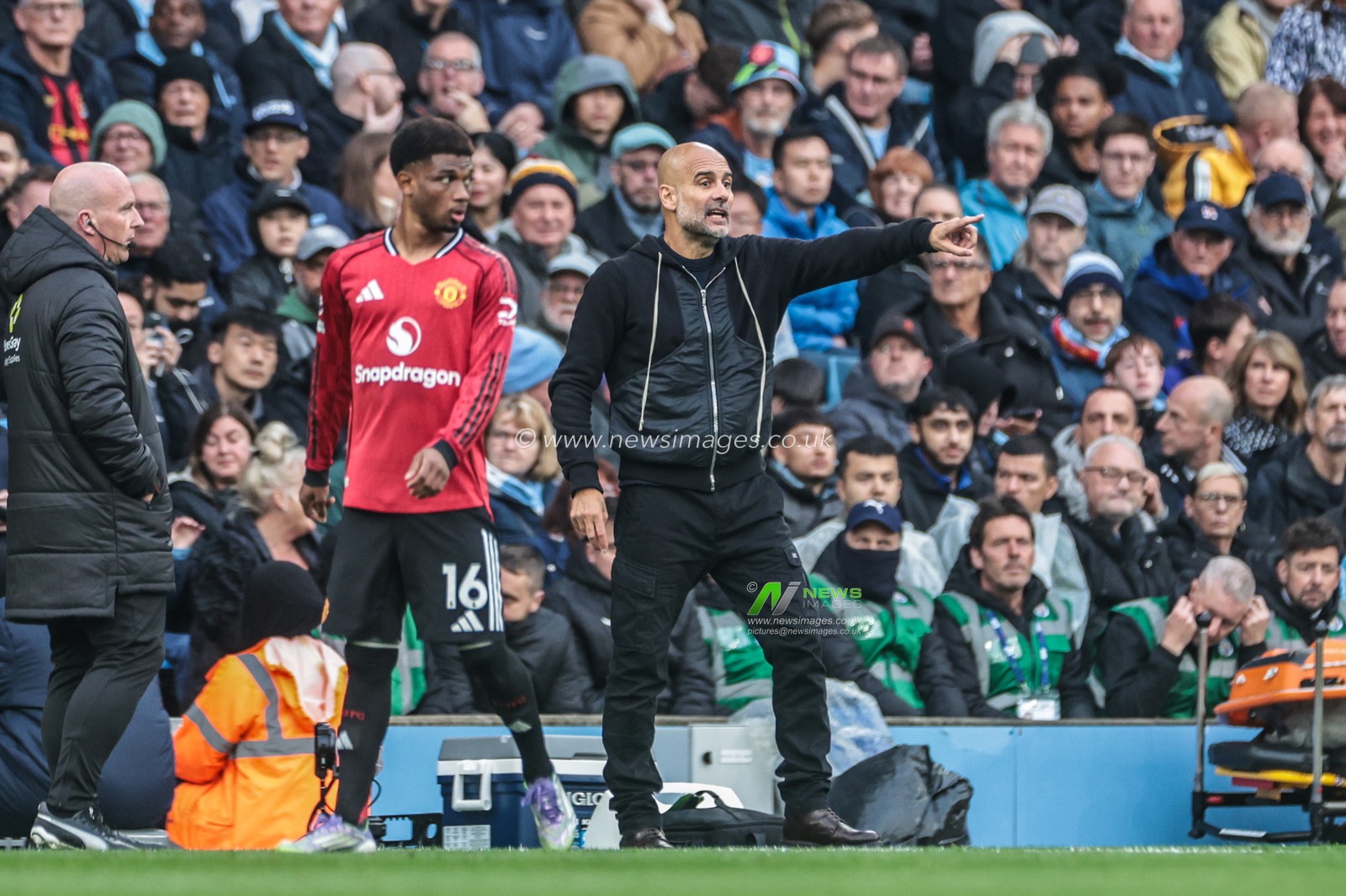 Pep Guardiola manager of Manchester City gives his team instructions during the Premier League match Manchester City vs Manchester United at Etihad Stadium, Manchester, United Kingdom, 14th September 2025

(Photo by Mark Cosgrove/News Images)
