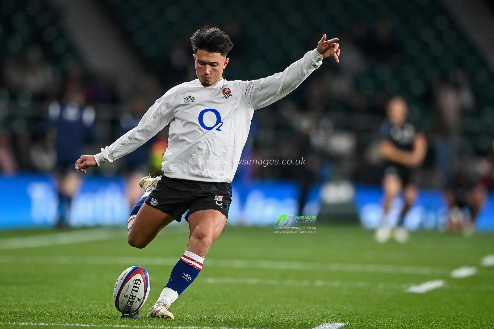 Marcus Smith of England during pre match warm up during the Autumn internationals match England vs New Zealand at Twickenham Stadium, Twickenham, United Kingdom, 19th November 2022

(Photo by Craig Thomas/News Images)