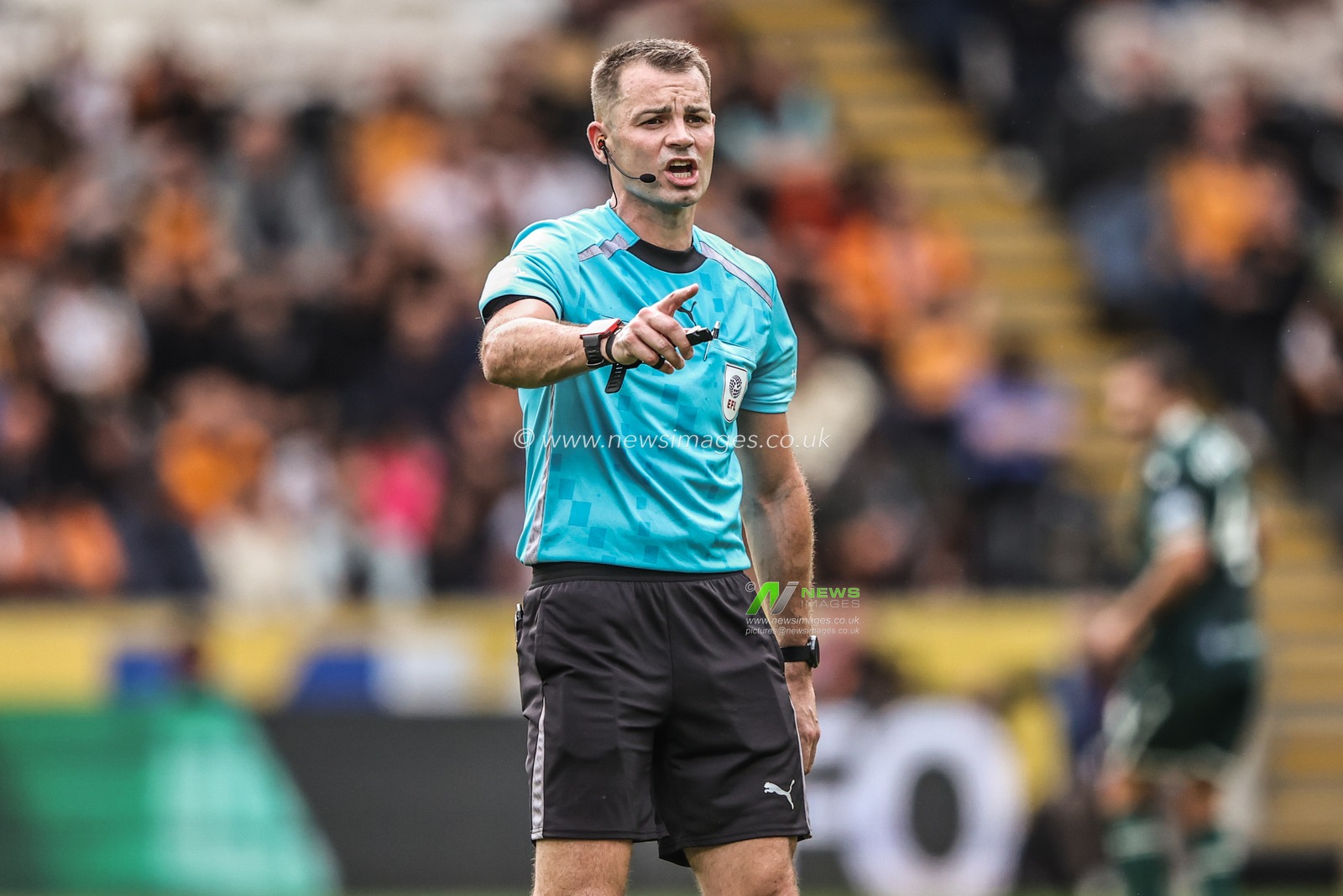 Referee Tom Nield gives instructions to the players during the Sky Bet Championship match Hull City vs Blackburn Rovers at MKM Stadium, Hull, United Kingdom, 23rd August 2025

(Photo by Alfie Cosgrove/News Images)