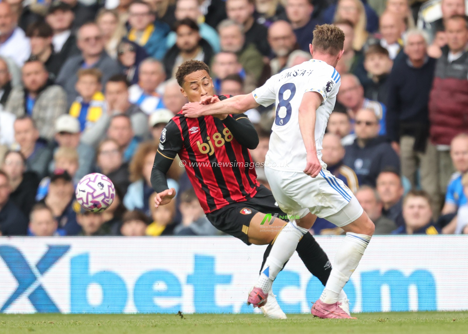 Marcus Tavernier of Bournemouth is fouled by Sean Longstaff of Leeds United Marcus Tavernier of Bournemouth is fouled by Sean Longstaff of Leeds United during the Premier League match Leeds United vs Bournemouth at Elland Road, Leeds, United Kingdom, 27th September 2025

(Photo by Richard Bierton/News Images)