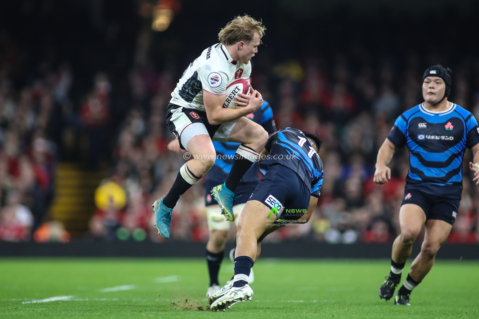 Blair Murray of Wales jumps for the ball during the Quilter Nations Series 2025 match Wales vs Japan at Principality Stadium, Cardiff, United Kingdom, 15th November 2025

(Photo by Andrew Lewis/News Images)

*** GER AUT SUI OUT ***