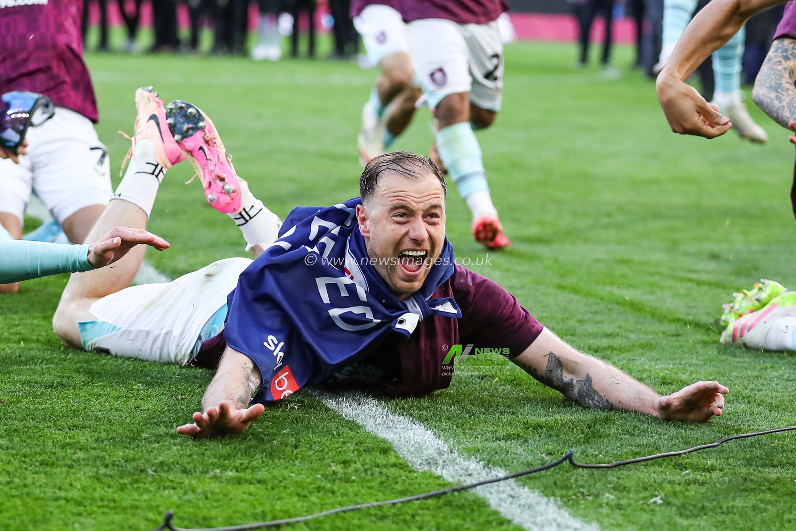 Ashley Barnes of Burnley celebrates getting promoted back to the premier league after the Sky Bet Championship match Burnley vs Sheffield United at Turf Moor, Burnley, United Kingdom, 21st April 2025

(Photo by Jorge Horsted/News Images)