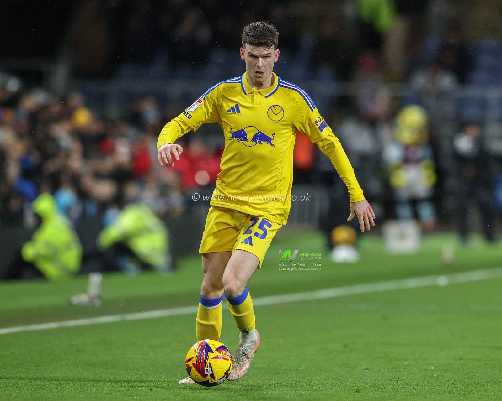 Sam Byram of Leeds United during the Sky Bet Championship match Burnley vs Leeds United at Turf Moor, Burnley, United Kingdom, 27th January 2025

(Photo by Alfie Cosgrove/News Images)