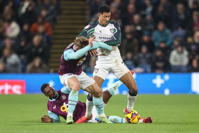 Jobe Bellingham of Sunderland is tackled by Jaidon Anthony and Zian Flemming of Burnley during the Sky Bet Championship match Burnley vs Sunderland at Turf Moor, Burnley, United Kingdom, 17th January 2025

(Photo by Alfie Cosgrove/News Images)