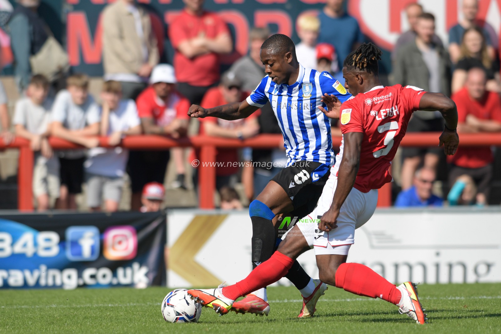 Dennis Adeniran #8 of Sheffield Wednesday runs forward with the ball