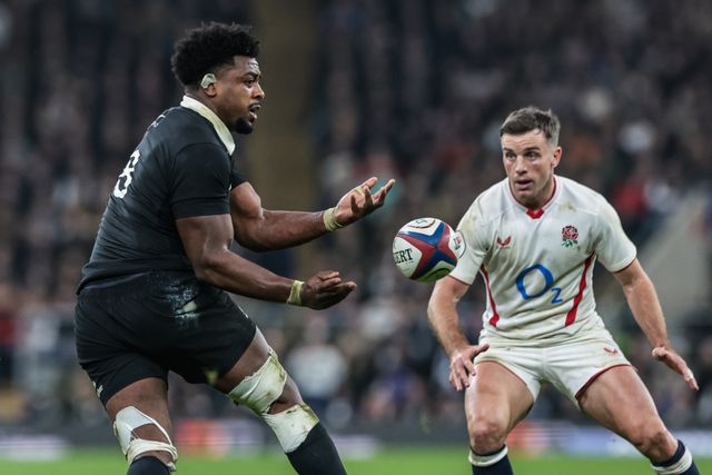 Peter Lakai of New Zealand lays off the ball during the Quilter Nations Series 2025 match England vs New Zealand at Allianz Stadium, Twickenham, United Kingdom, 15th November 2025

(Photo by Mark Cosgrove/News Images)

*** GER AUT SUI OUT ***