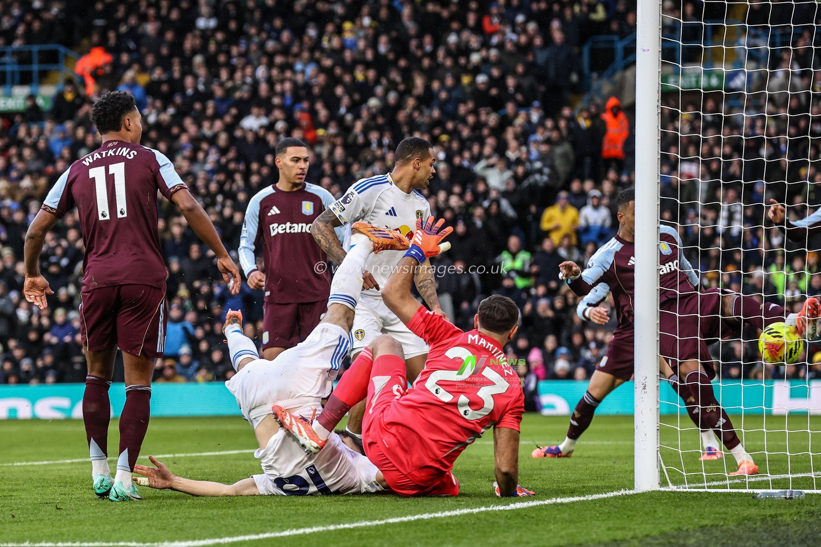 Anton Stach of Leeds United heads the ball in towards the goal for Lukas Nmecha of Leeds United to score to make it 1-0 during the Premier League match Leeds United vs Aston Villa at Elland Road, Leeds, United Kingdom, 23rd November 2025

(Photo by Alfie Cosgrove/News Images)

*** GER AUT SUI OUT ***