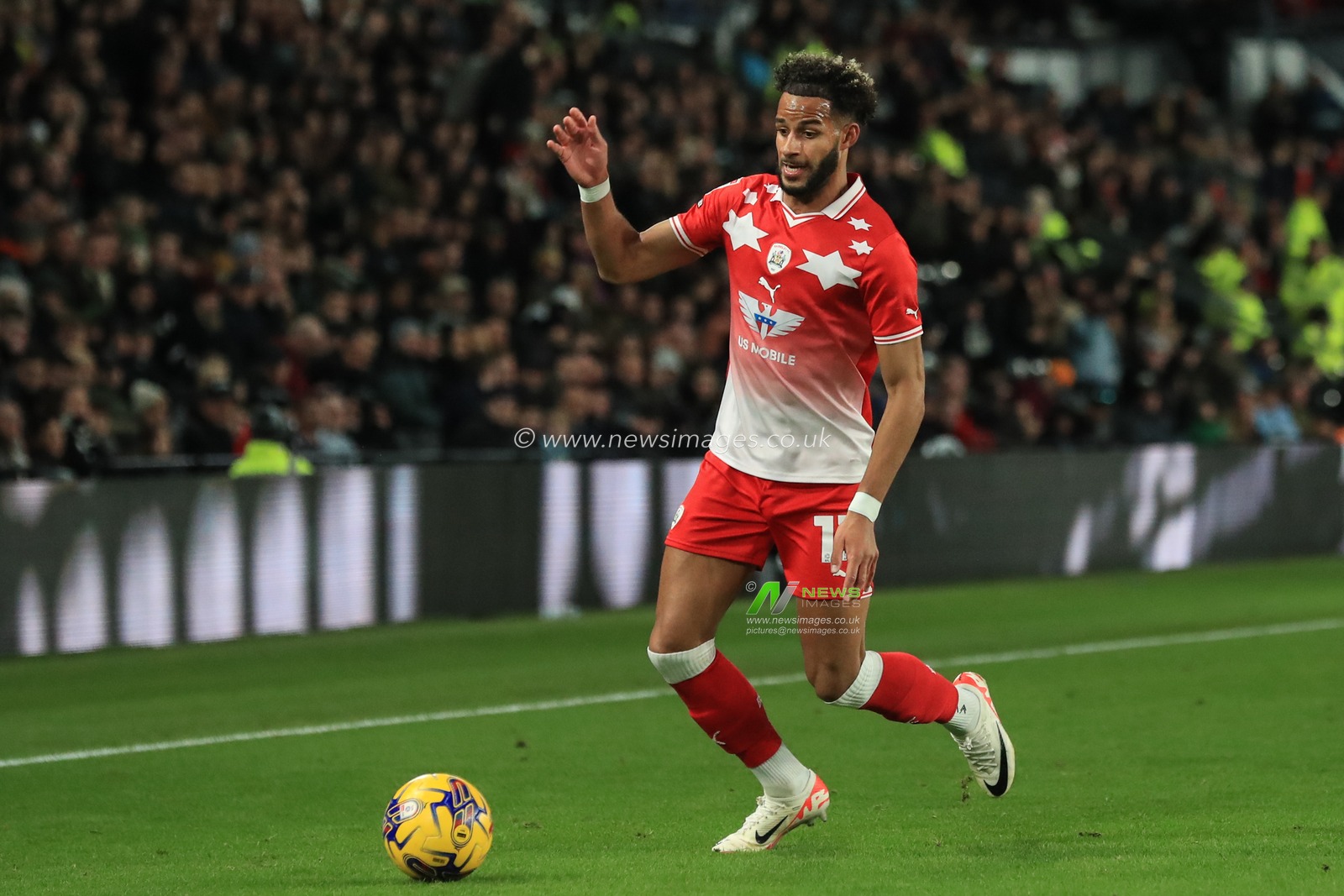 Barry Cotter #17 of Barnsley breaks with the ball during the Sky Bet League 1 match Derby County vs Barnsley at Pride Park Stadium, Derby, United Kingdom, 11th November 2023

(Photo by Alfie Cosgrove/News Images)