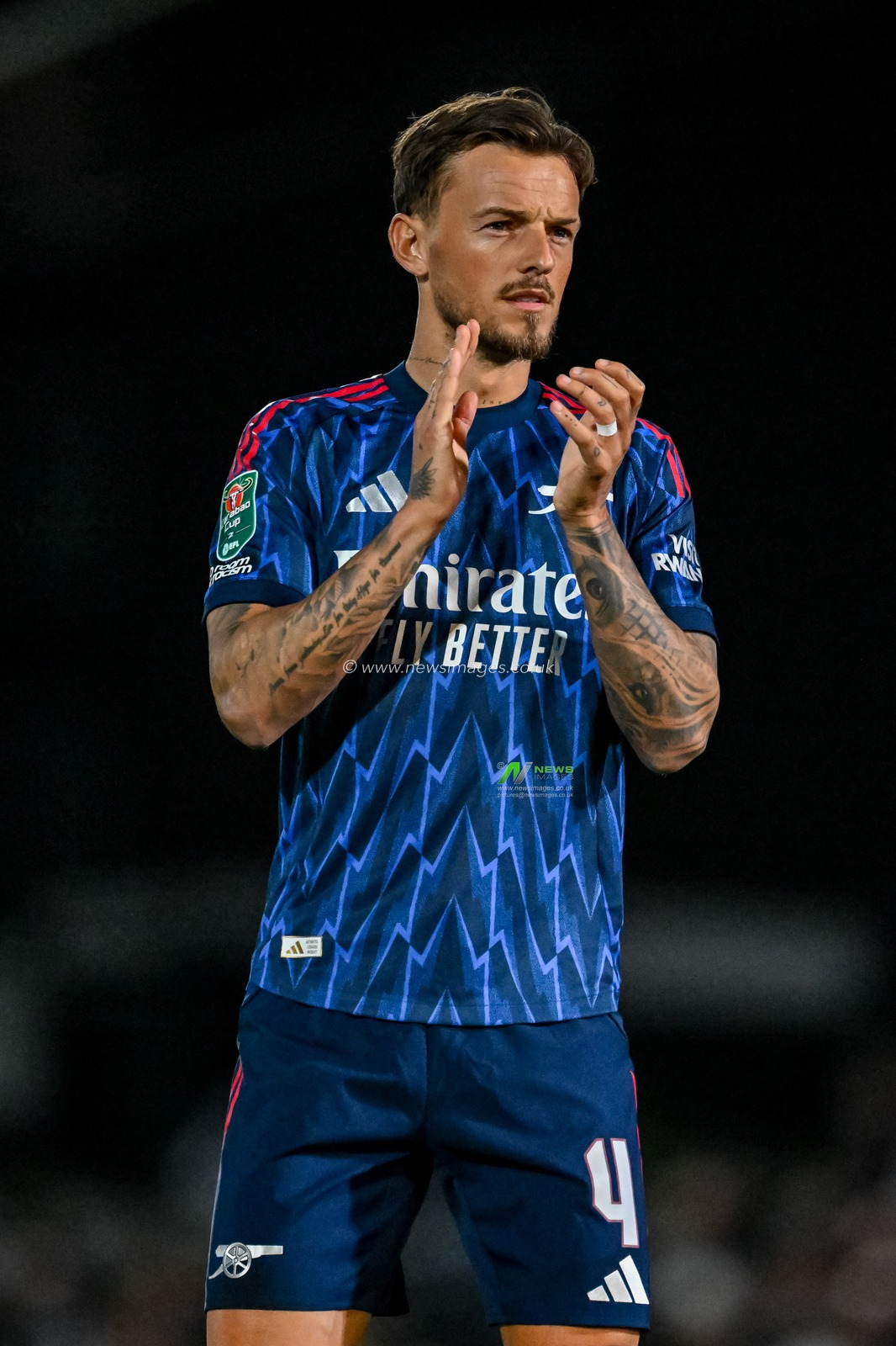 Ben White of Arsenal acknowledges the travelling supporters during the Carabao Cup Round 3 match Port Vale vs Arsenal at Vale Park, Burslem, United Kingdom, 24th September 2025

(Photo by Adam Gee/News Images)