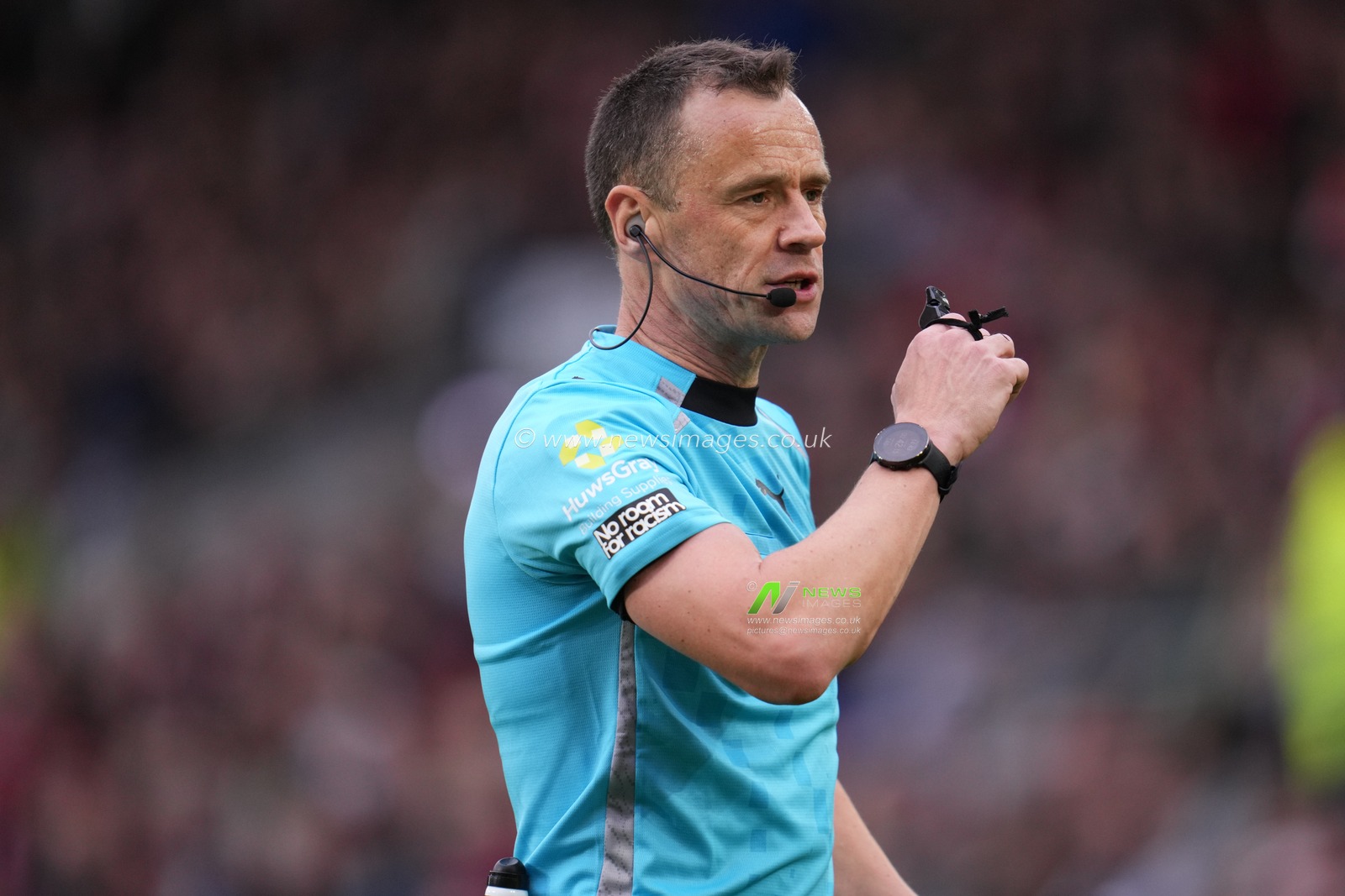 Stuart Attwell the referee during the Premier League match Brentford vs Newcastle United at The Gtech Community Stadium, London, United Kingdom, 9th November 2025

(Photo by Harvey Murphy/News Images)

*** GER AUT SUI OUT ***