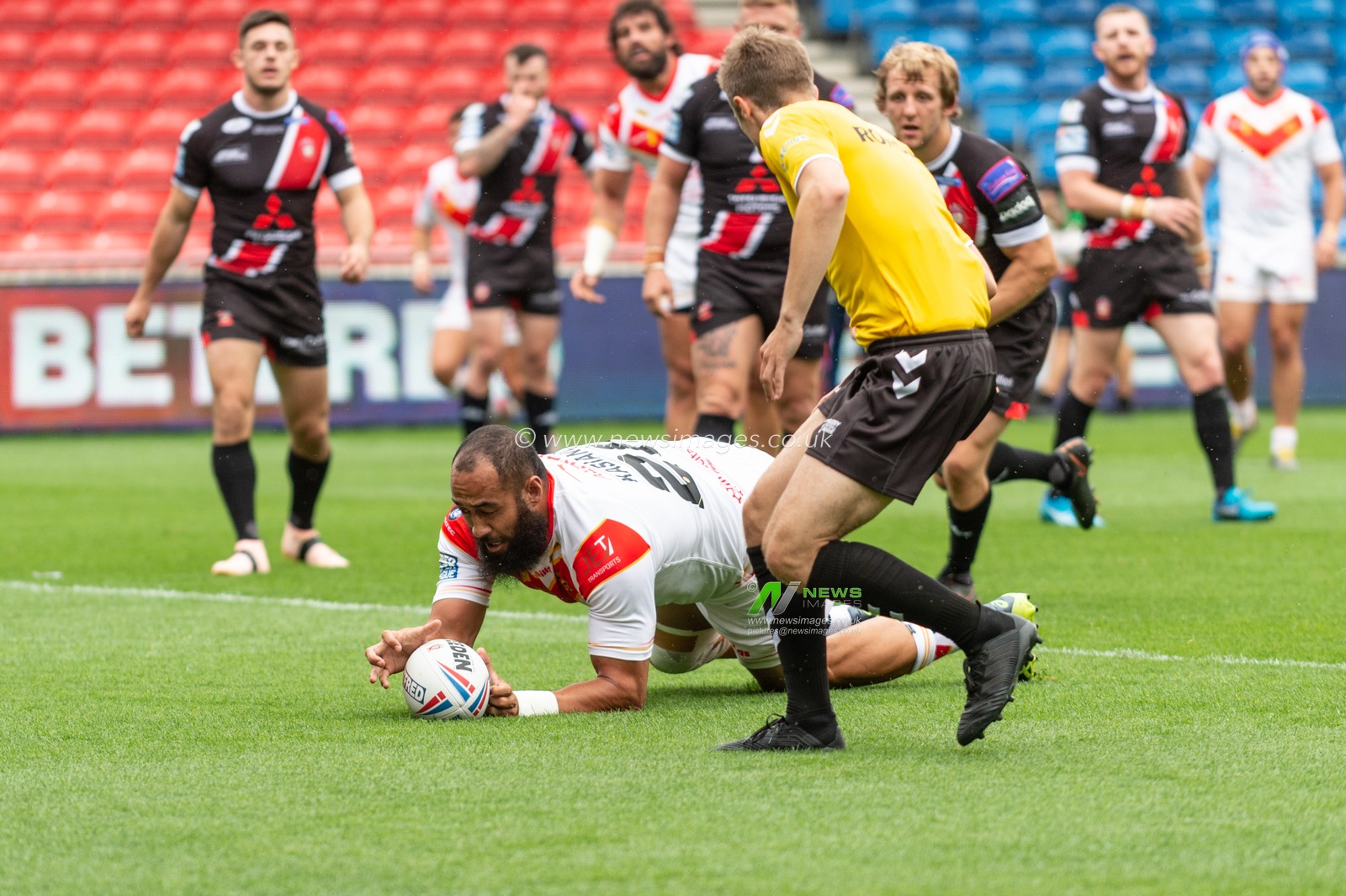 21st July 2019 ,  AJ Bell Stadium, Salford, England;  Betfred Super League, Round 23, Salford Red Devils vs Catalans Dragons ; Sam Kasiano (28) of Catalans Dragons scores a try

Credit: Richard Long/News Images