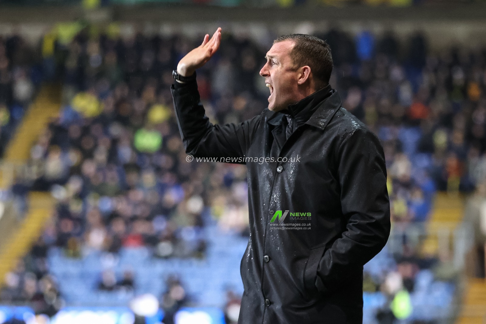 Neill Collins Head coach of Barnsley reacts as he gives instructions during the Sky Bet League 1 match Oxford United vs Barnsley at Kassam Stadium, Oxford, United Kingdom, 23rd January 2024

(Photo by Mark Cosgrove/News Images)