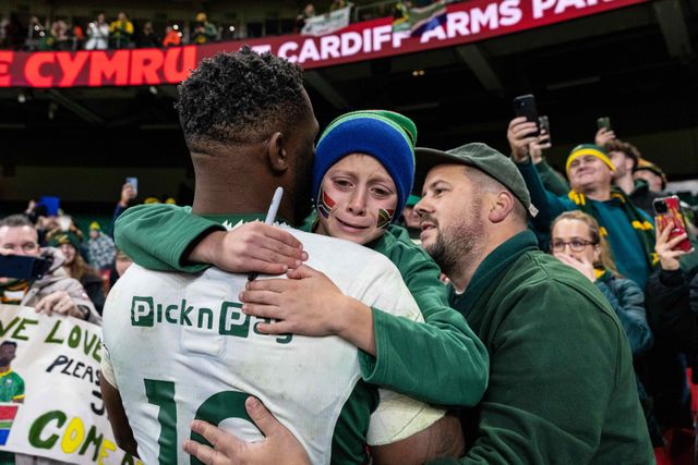 Siya Kolisi of South Africa embraces a young fan during the Quilter Nations Series 2025 match Wales vs South Africa at Principality Stadium, Cardiff, United Kingdom, 29th November 2025

(Photo by Andrew Lewis/News Images)

*** GER AUT SUI OUT ***