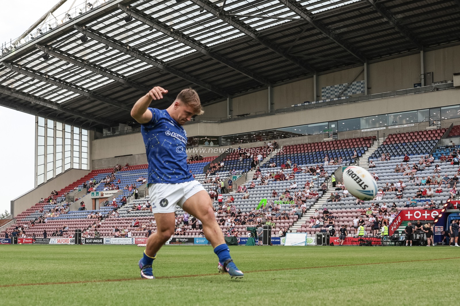 Leon Hayes of Warrington Wolves in the pre-game warm up during the Betfred Super League round 18 match Wigan Warriors vs Warrington Wolves at The Brick Community Stadium, Wigan, United Kingdom on 10 July 2026

(Photo by Mark Cosgrove/News Images)