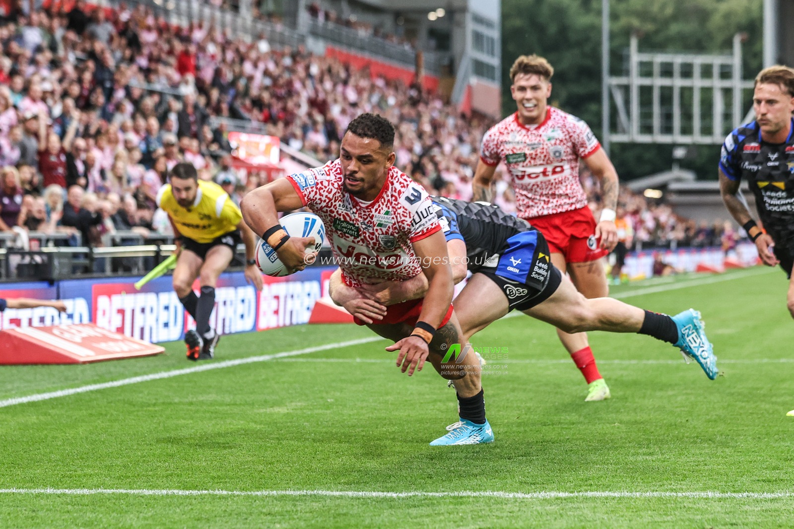 Umyla Hanley of Leigh Leopards goes over for a try during the Betfred Super League round 21 match Leigh Leopards vs Leeds Rhinos at Leigh Sports Village, Leigh, United Kingdom, 7th August 2025

(Photo by Alfie Cosgrove/News Images)