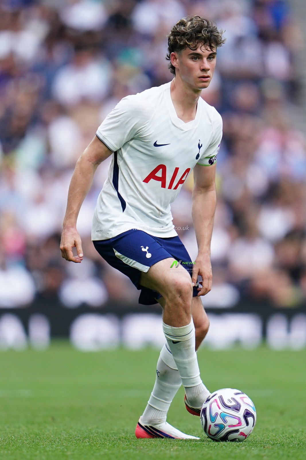Archie Gray of Tottenham Hotspur with the ball during the pre-season friendly match Tottenham Hotspur vs Hoffenheim at Tottenham Hotspur Stadium, London, United Kingdom on 15 August 2026

(Photo by Harvey Murphy/News Images)