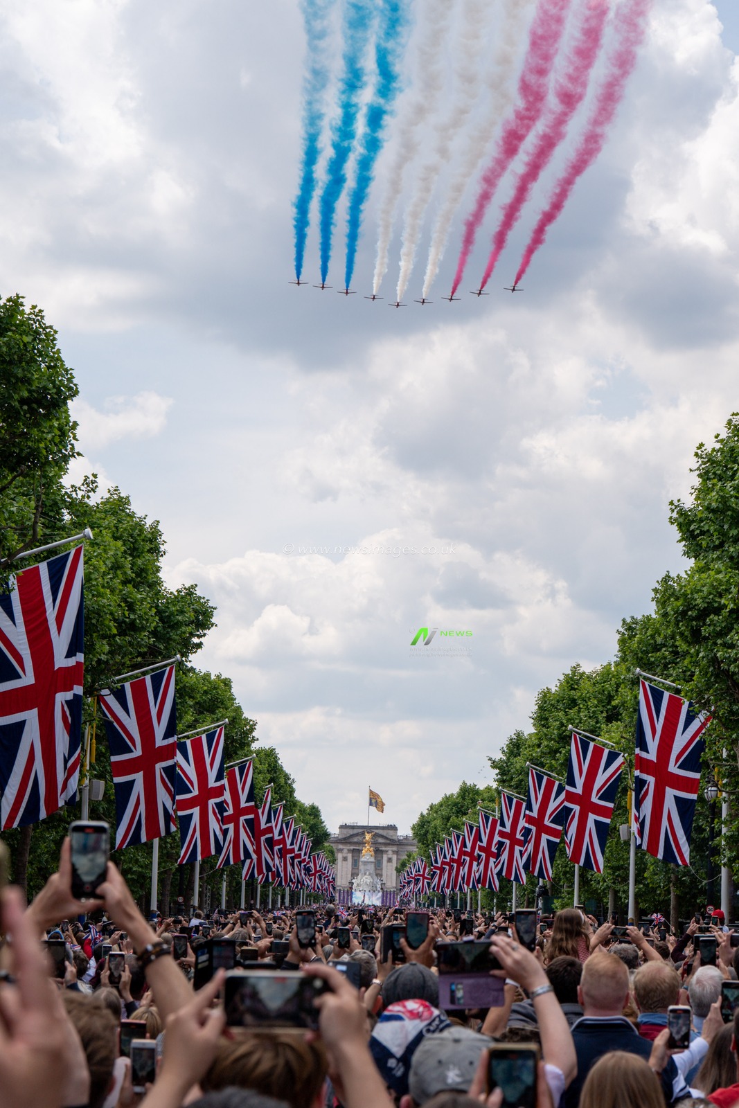 Red Arrows fly down the mall celebrating Queen Elizabeth 11, Platinum Jubilee