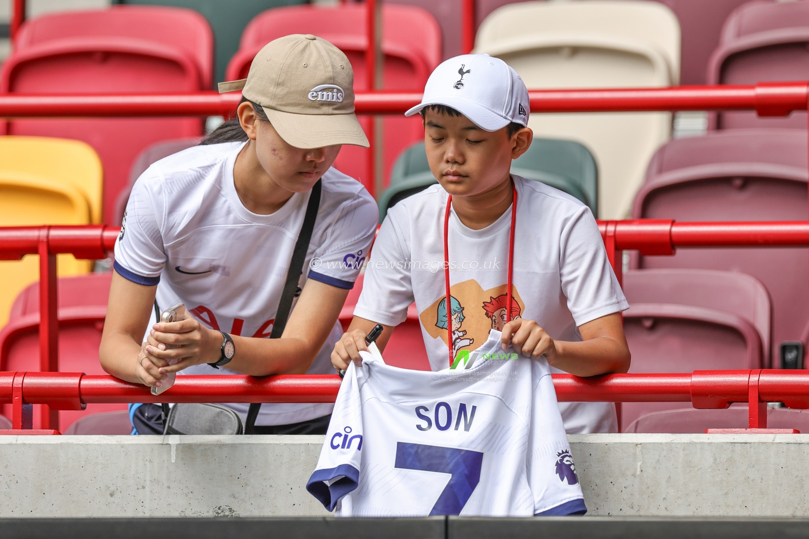 A young Tottenham fan holed a Son Heung-min Tottenham Hotspur shirt up with a pan ready for signing during the Premier League match Brentford vs Tottenham Hotspur at Brentford Community Stadium, London, United Kingdom, 13th August 2023

(Photo by Mark Cosgrove/News Images)