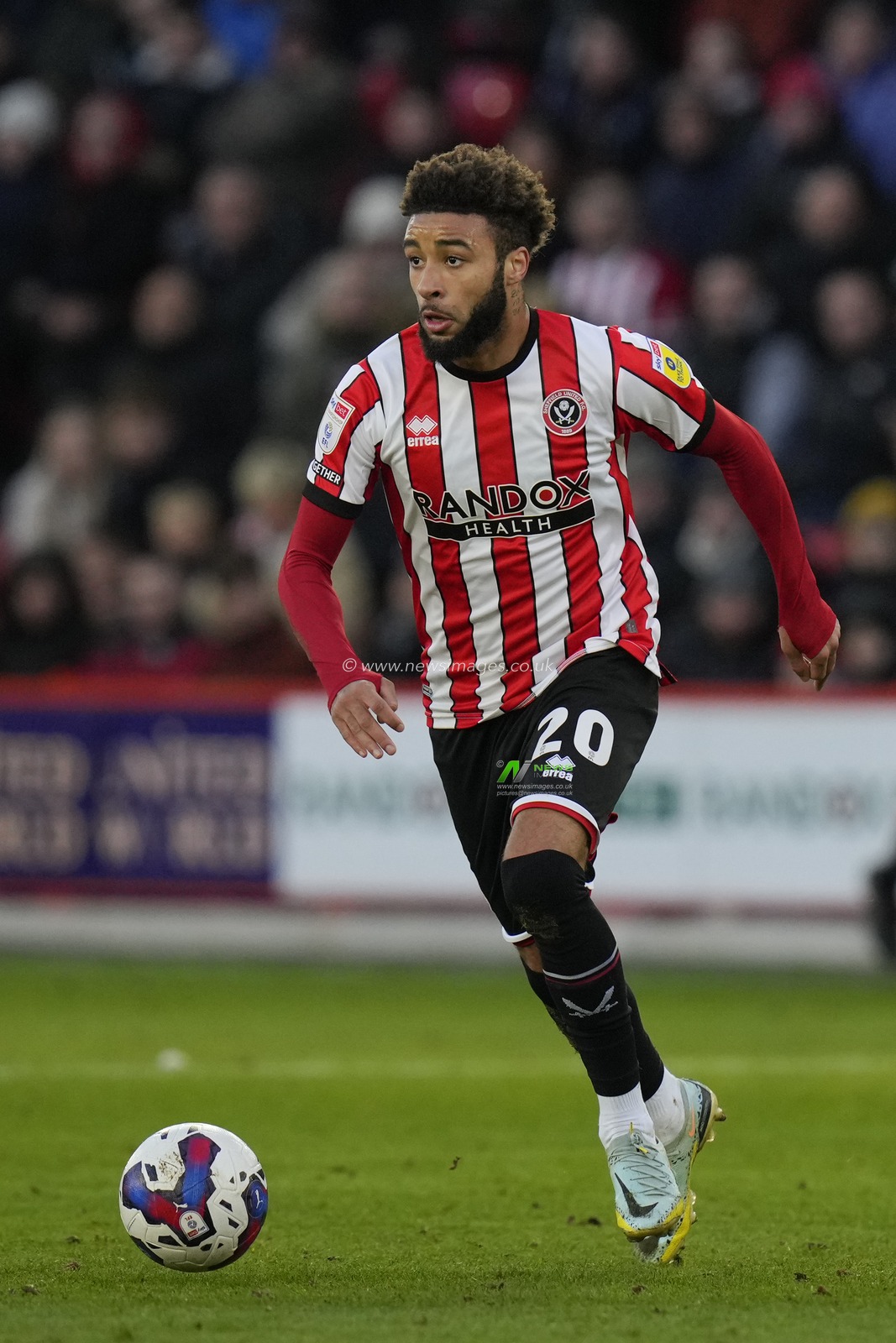Jayden Bogle #20 of Sheffield United runs with the ball during the Sky Bet Championship match Sheffield United vs Stoke City at Bramall Lane, Sheffield, United Kingdom, 14th January 2023

(Photo by Steve Flynn/News Images)