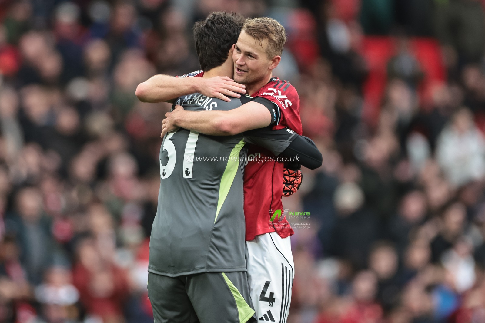 Senne Lammens of Manchester United embraces Matthijs de Ligt of Manchester United after United win 2-0 during the Premier League match Manchester United vs Sunderland at Old Trafford, Manchester, United Kingdom, 4th October 2025

(Photo by Mark Cosgrove/News Images)