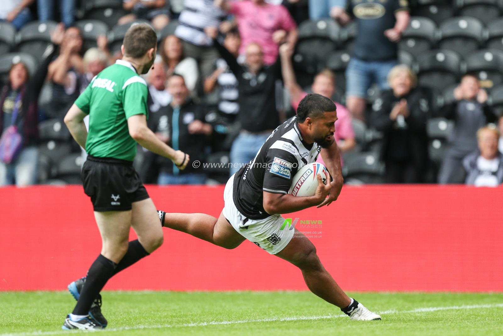 Chris Satae #10 of Hull FC breaks through the Leeds defence to race to the try line