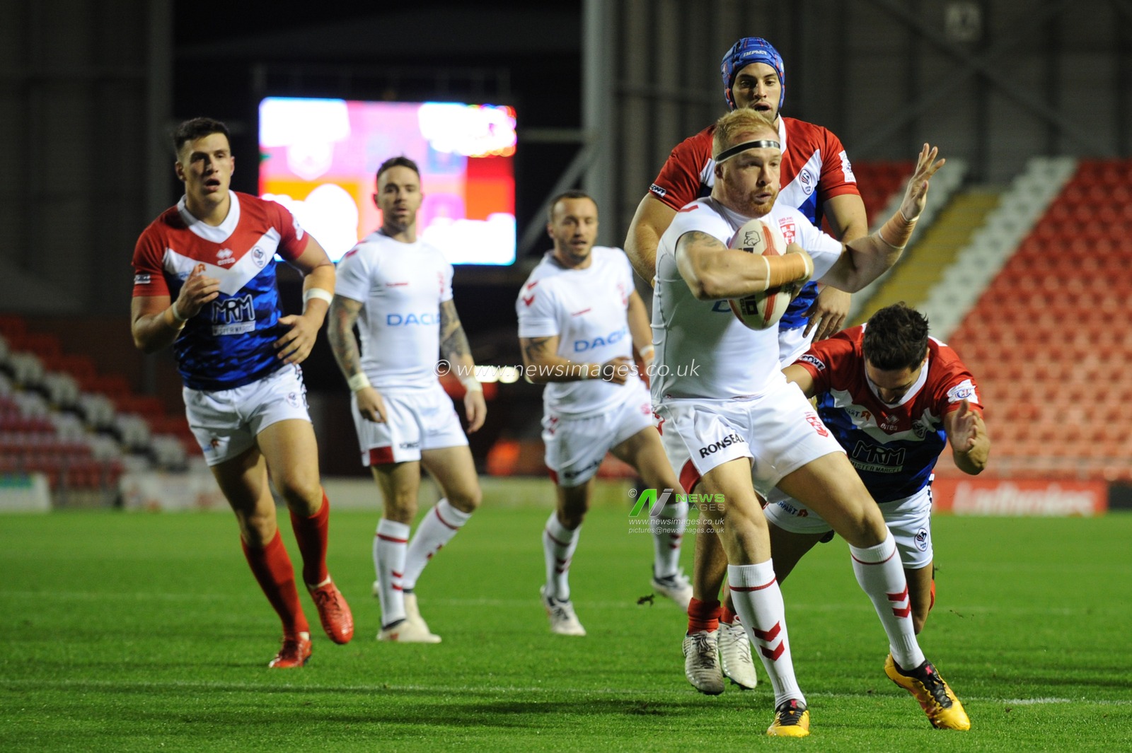 17th October 2018 , Leigh Sports Village,  Leigh, England;  Rugby League International, England v France ; Oliver Holmes of England (Castleford Tigers) sees a gap


Credit:   Richard Long/News Images
