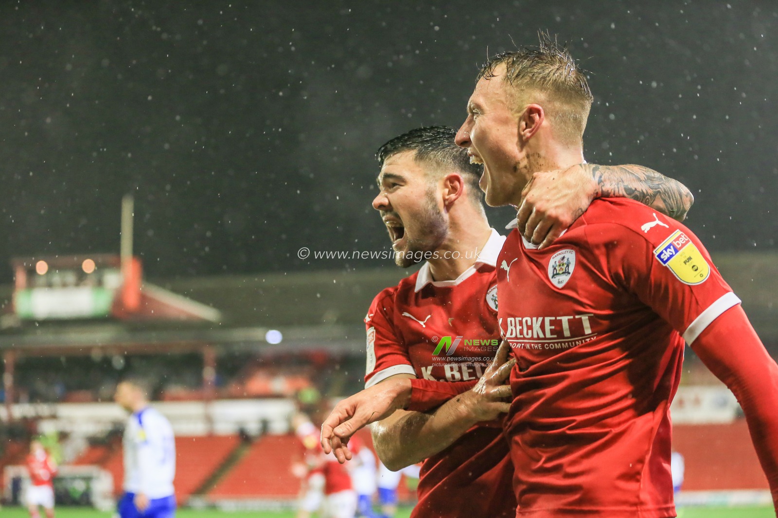 15th December  2018, Oakwell, Barnsley, England; Sky Bet League One, Barnsley vs Portsmouth  ; Cauley Woodrow (25) of Barnsley celebrates his goal to make it 1-1


Credit: Mark Cosgrove/News Images

English Football League images are subject to DataCo Licence