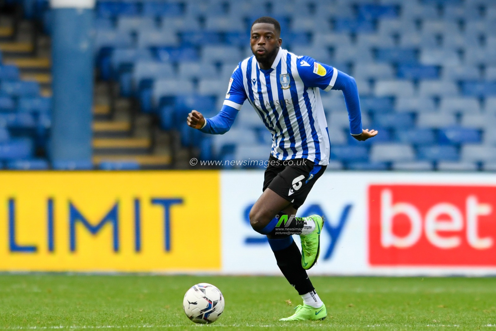 Dominic Iorfa #6 of Sheffield Wednesday runs forward with the ball