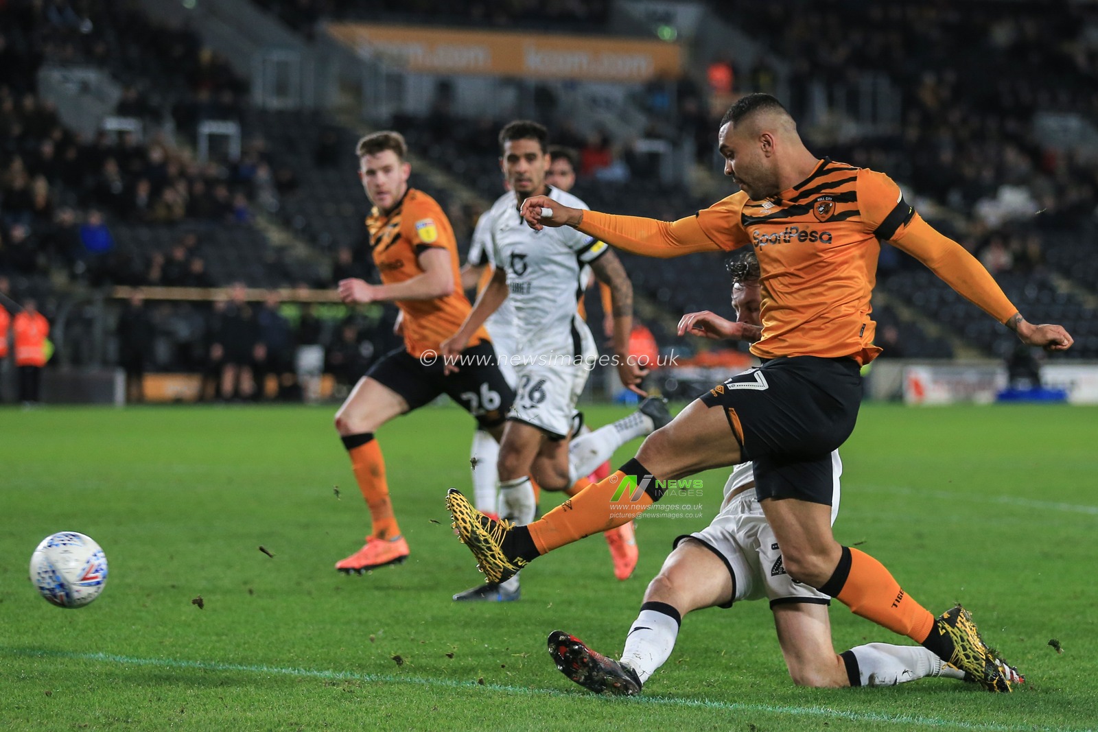 14th February 2020, KC Stadium, Kingston upon Hull, England; Sky Bet Championship, Hull City v Swansea City : Josh Magennis (27) of Hull City takes a shot at goal