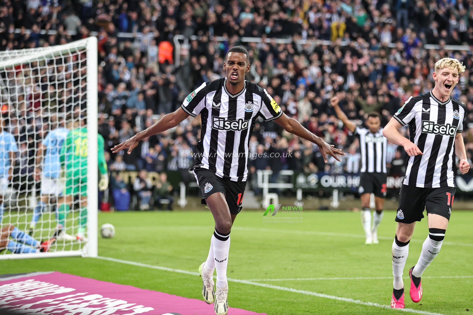Alexander Isak #14 of Newcastle United celebrates his goal to make it 1-0 during the Carabao Cup Third Round match Newcastle United vs Manchester City at St. James's Park, Newcastle, United Kingdom, 27th September 2023

(Photo by Mark Cosgrove/News Images)