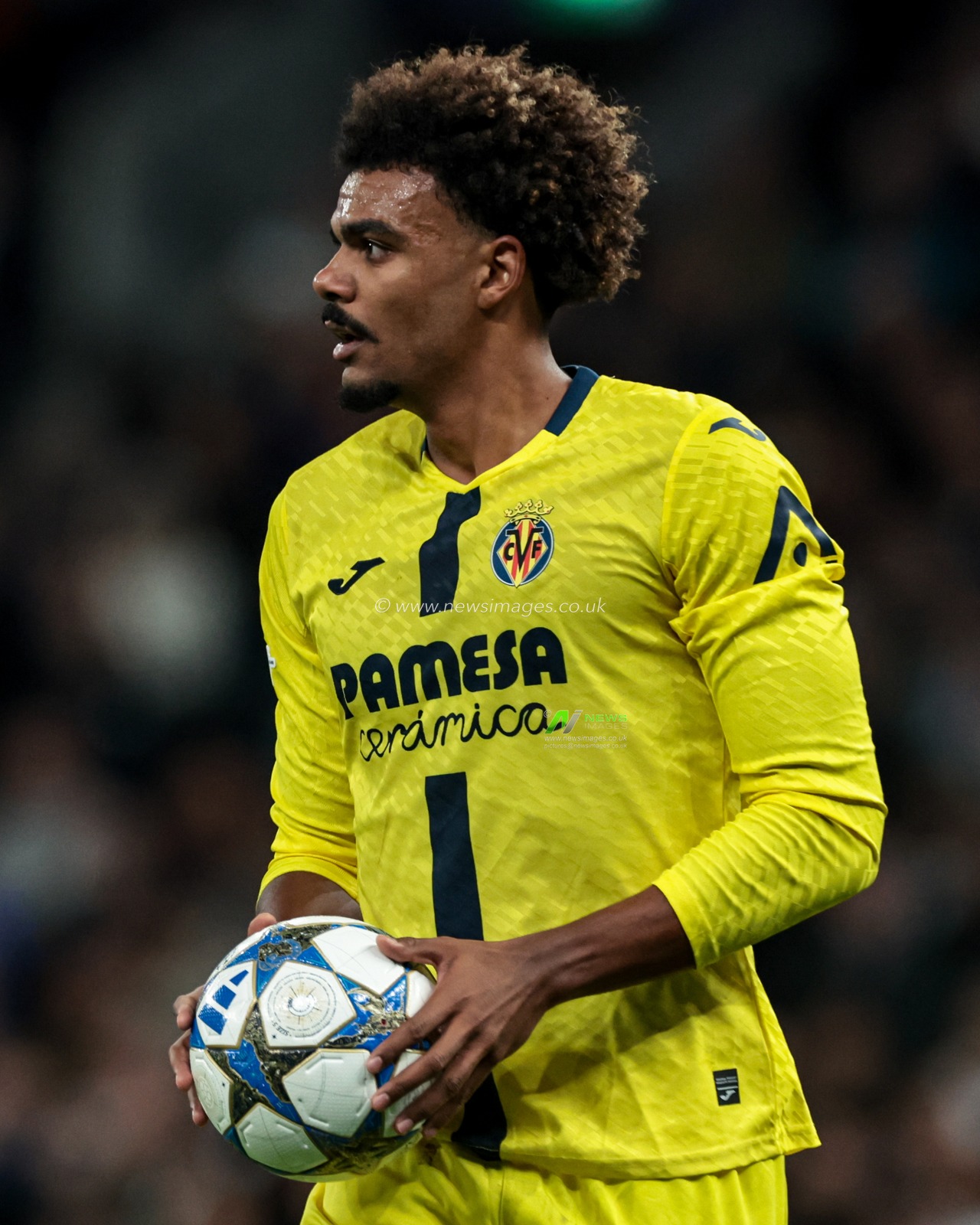 Renato Veiga of Villarreal with ball in his hands during the UEFA Champions League match Tottenham Hotspur vs Villarreal at Tottenham Hotspur Stadium, London, United Kingdom, 16th September 2025

(Photo by Mark Cosgrove/News Images)