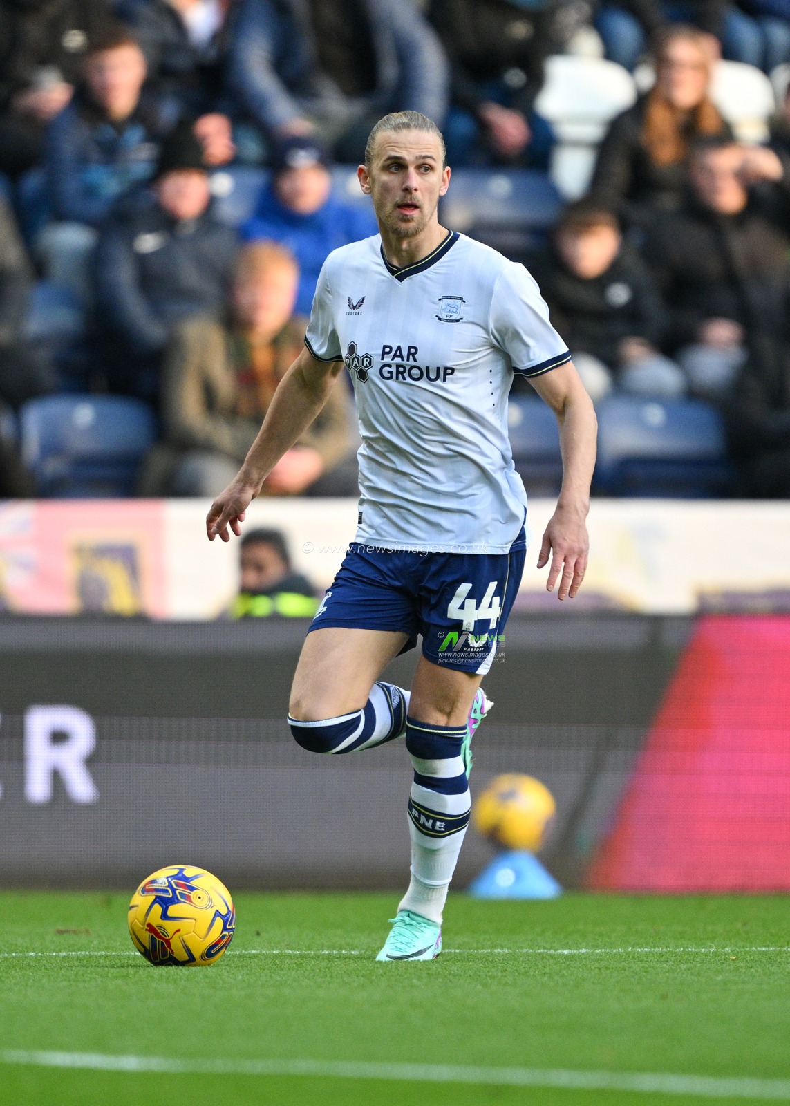 Brad Potts 44# of Preston North End Football Club on the ball, during the Sky Bet Championship match Preston North End vs Cardiff City at Deepdale, Preston, United Kingdom, 25th November 2023

(Photo by Cody Froggatt/News Images)