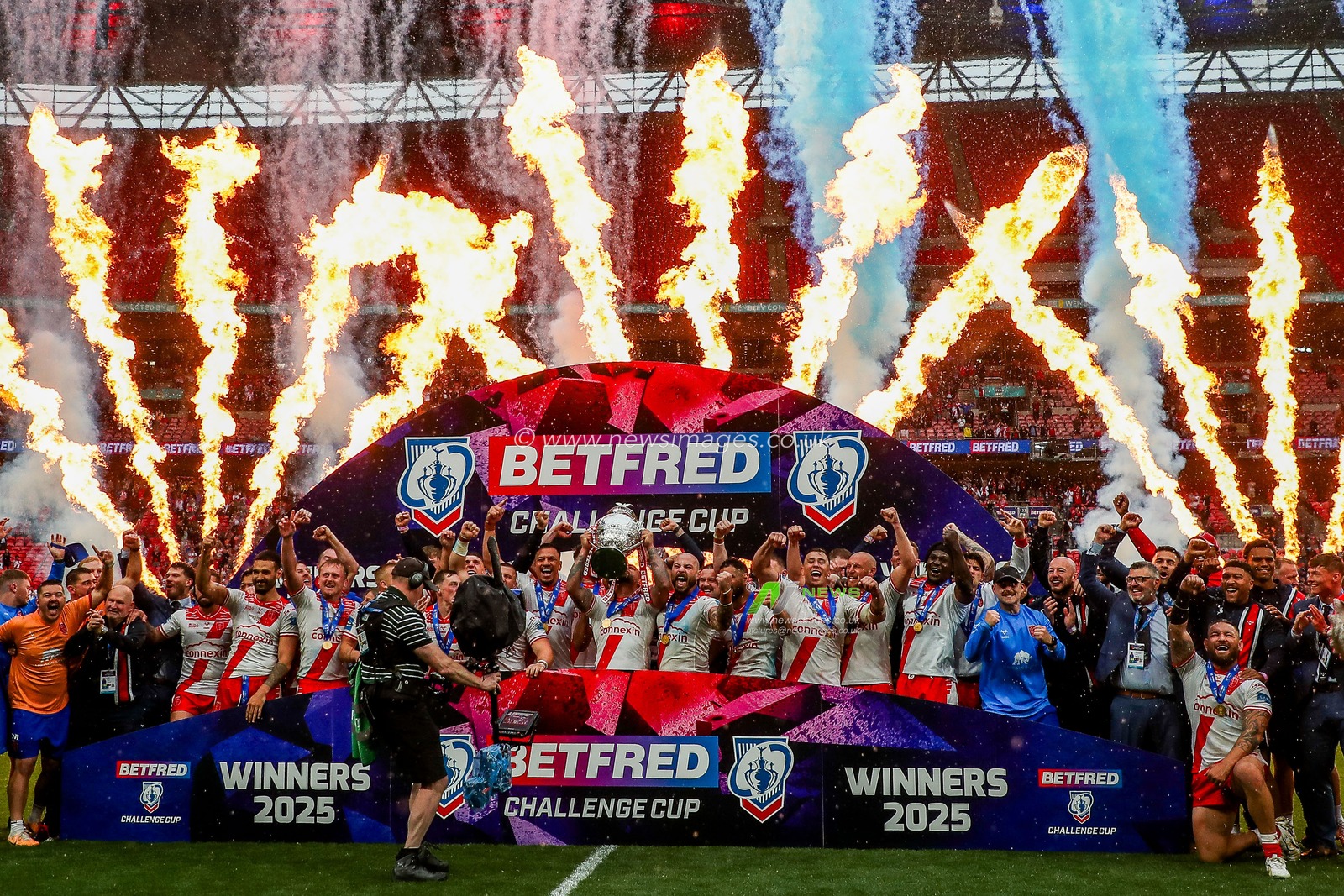 Hull KR lift the he Betfred Challenge Cup after the teams victory following the Betfred Challenge Cup Final Warrington Wolves vs Hull KR at Wembley Stadium, London, United Kingdom, 7th June 2025

(Photo by Izzy Poles/News Images)