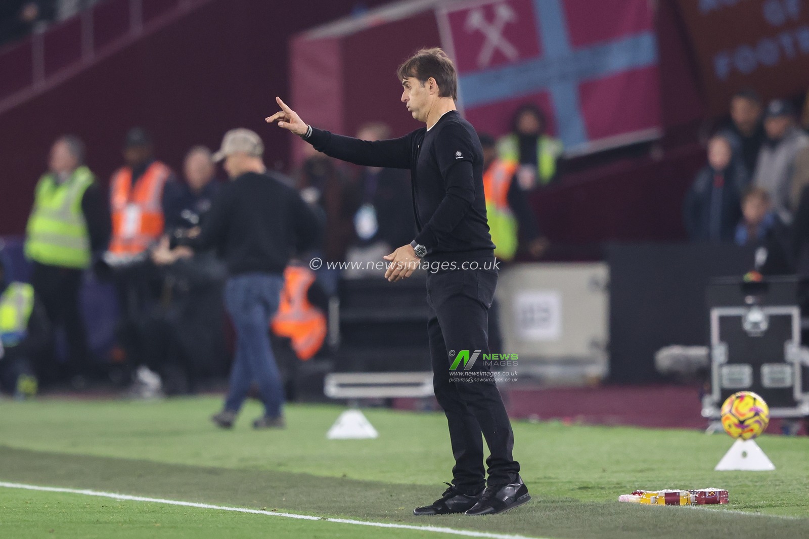 Julen Lopetegui manager of West Ham gives his team instructions during the Premier League match West Ham United vs Everton at London Stadium, London, United Kingdom, 9th November 2024

(Photo by Alfie Cosgrove/News Images)