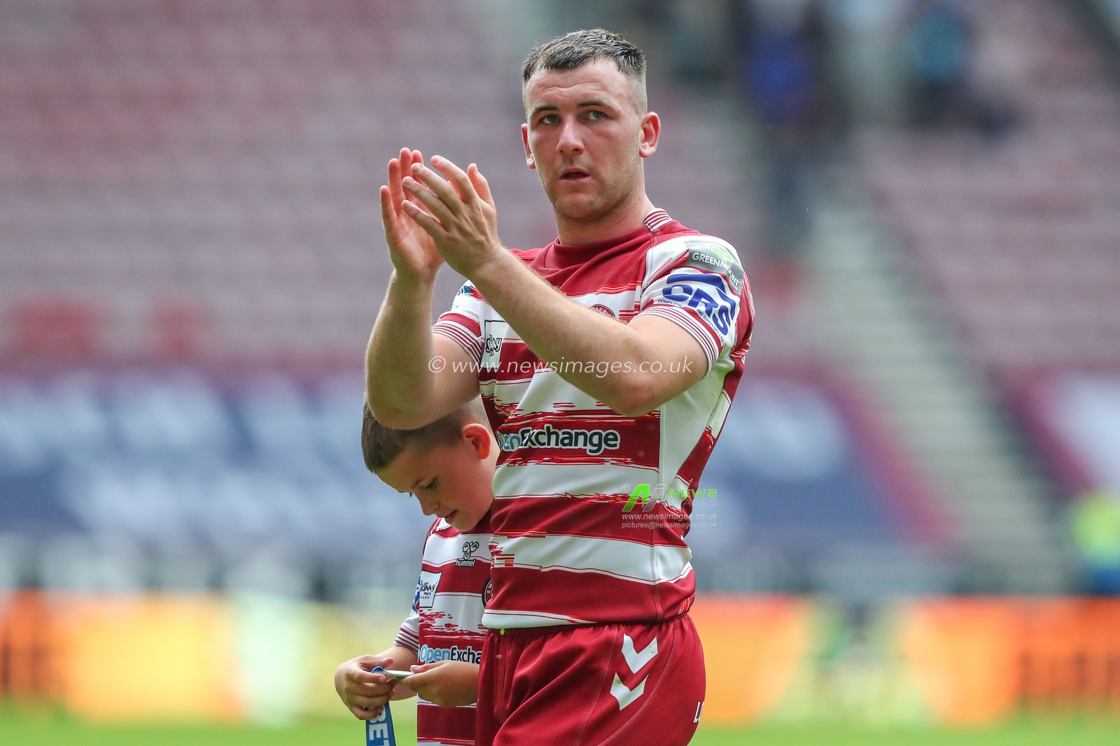 Harry Smith #7 of Wigan Warriors applauds the home fans after the Betfred Challenge Cup Quarter-Final match Wigan Warriors vs Warrington Wolves at DW Stadium, Wigan, United Kingdom, 18th June 2023

(Photo by Gareth Evans/News Images)