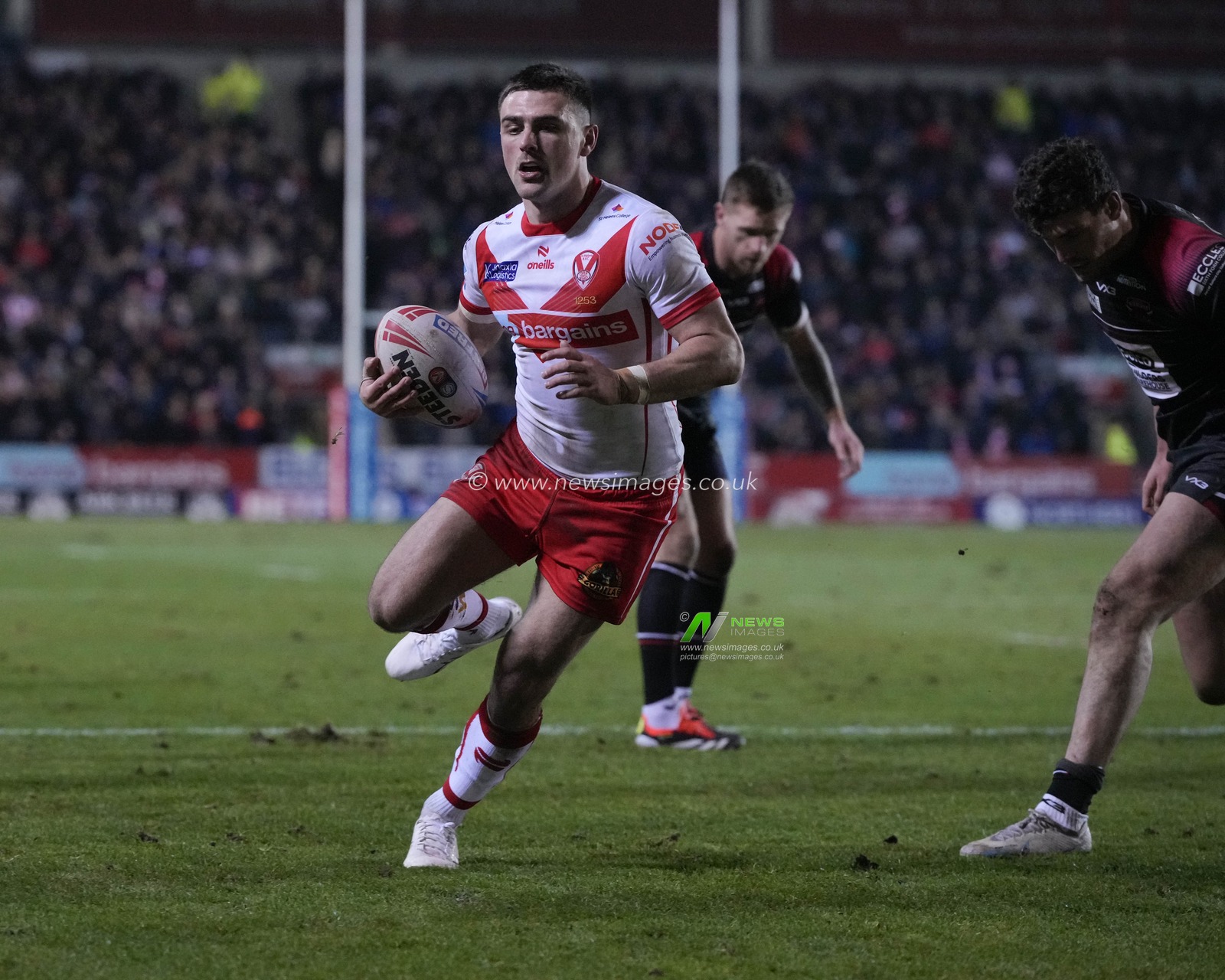 Lewis Dodd of St. Helens breaks through the Salford Red Devils defence to s1core a try during the Betfred Super League Round 4 match St Helens vs Salford Red Devils at Totally Wicked Stadium, St Helens, United Kingdom, 8th March 2024

(Photo by Steve Flynn/News Images)