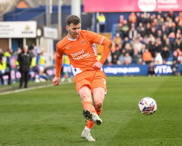 Lee Evans of Blackpool crosses the ball during the Sky Bet League 1 match Stockport County vs Blackpool at Edgeley Park Stadium, Stockport, United Kingdom, 1st March 2025

(Photo by Craig Thomas/News Images)