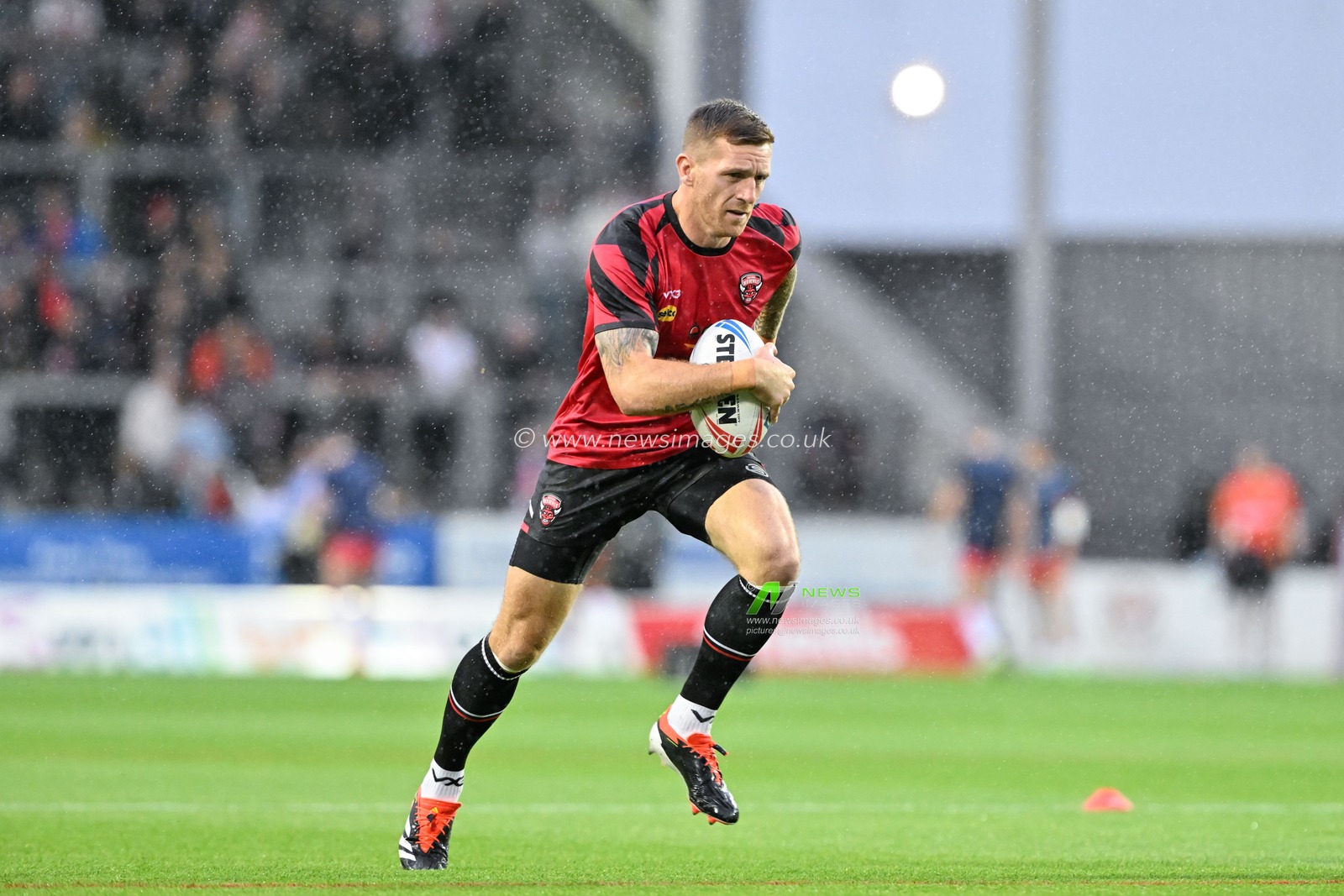 Marc Sneyd of Salford Red Devils warms up ahead of the Betfred Super League Round 21 match St Helens vs Salford Red Devils at Totally Wicked Stadium, St Helens, United Kingdom, 8th August 2024

(Photo by Cody Froggatt/News Images)
