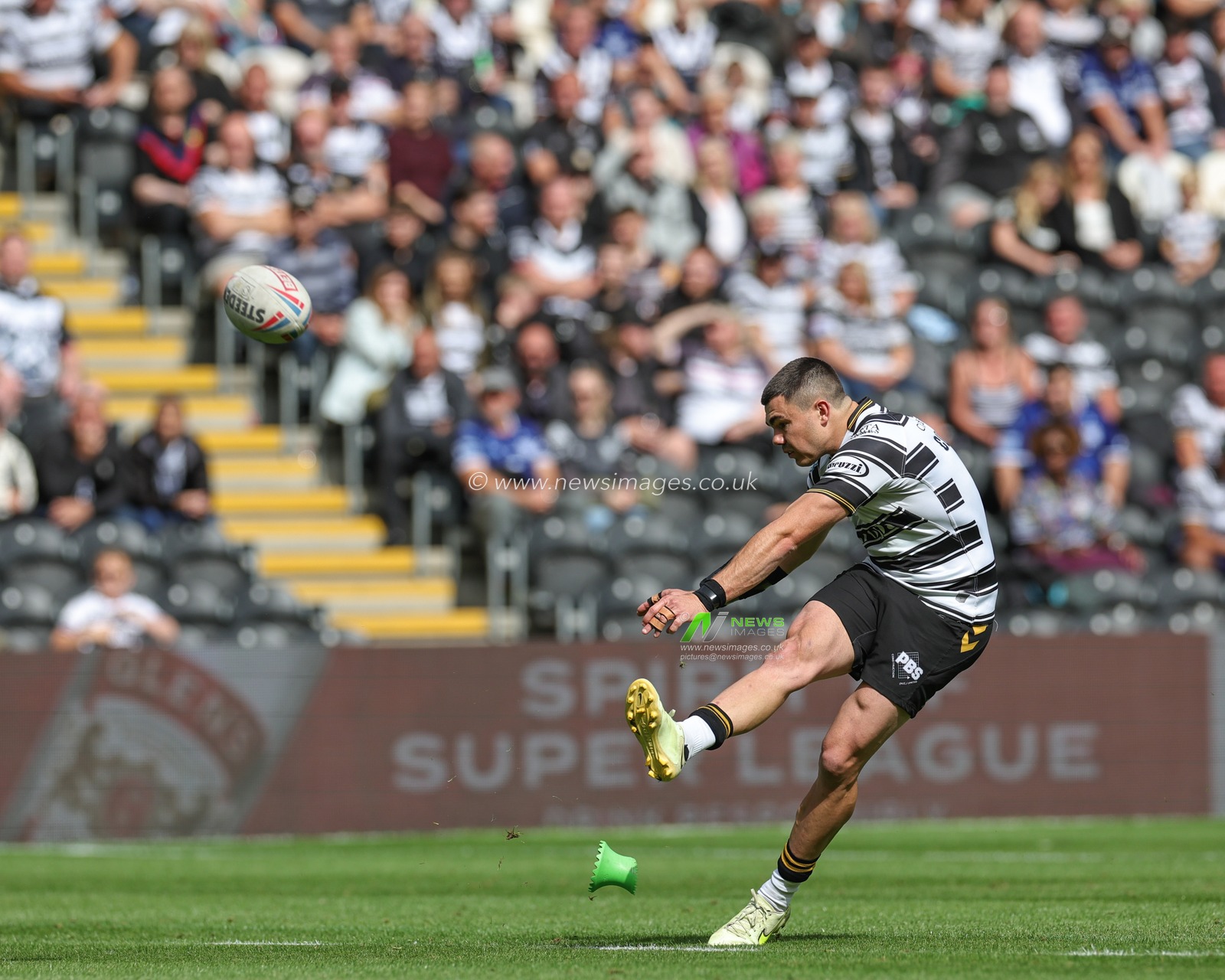 Jake Clifford #7 of Hull FC converts a goal during the Betfred Super League Round 21 match Hull FC vs Wakefield Trinity at MKM Stadium, Hull, United Kingdom, 6th August 2023

(Photo by Mark Cosgrove/News Images)