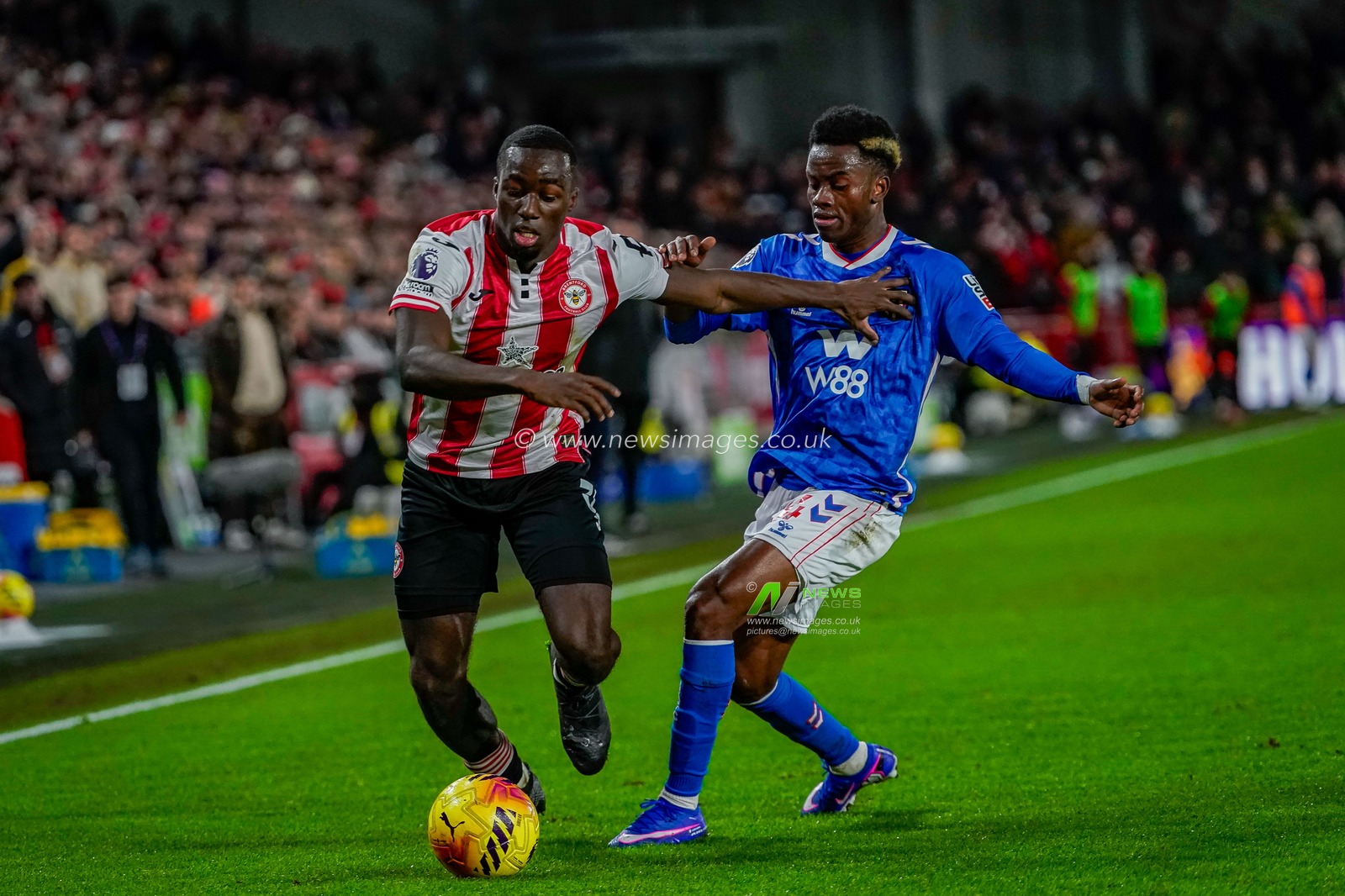 Michael Kayode of Brentford battles for the ball with Simon Adingra of Sunderland during the Premier League match Brentford vs Sunderland at The Gtech Community Stadium, London, United Kingdom, 7th January 2026

(Photo by Maynard Manyowa/News Images)

*** GER AUT SUI OUT ***